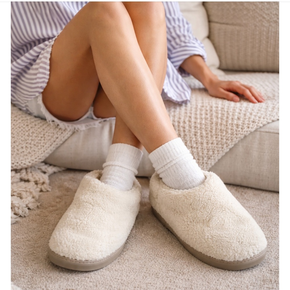 🔥UGG🔥 Fur White Booties Sz 9 Price Firm!